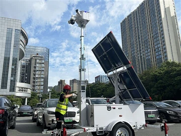 주차장에서 HiSOLO CCTV 트레일러 테스트